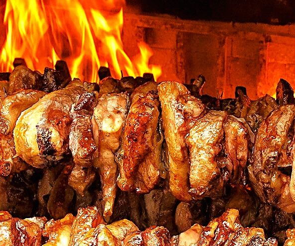 spiedo tradizionale di pollo e maiale